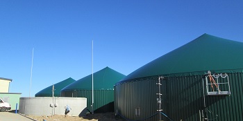 Biogasanlage mit mehreren Behältern